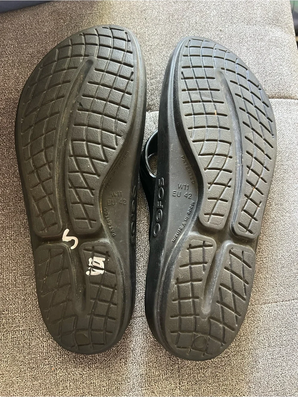 N/A flip flops oofos
